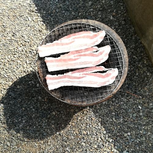 豚肉を焼いている写真