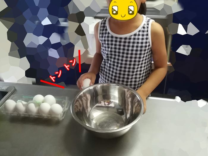 幼稚園生の娘が卵をトントンしている写真